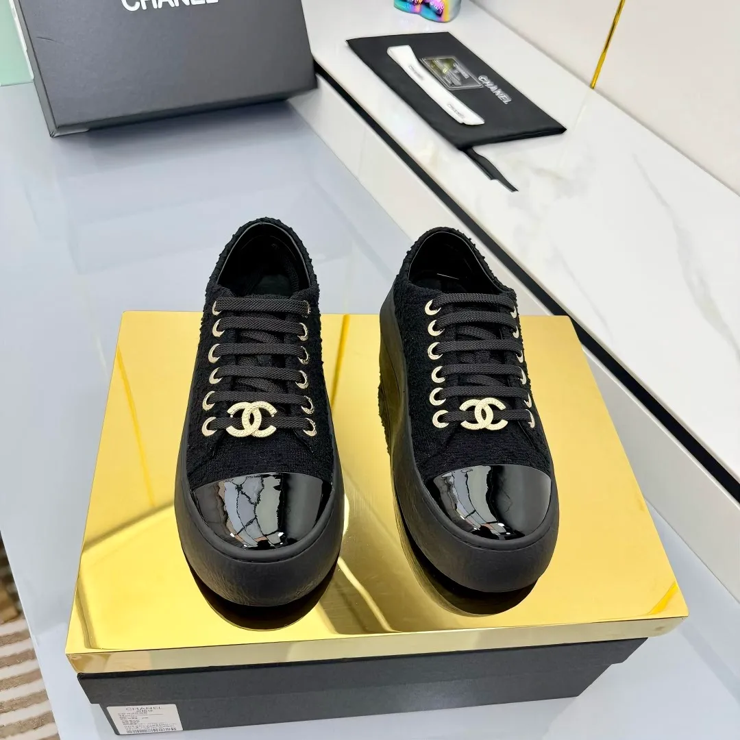 👟👟Ex-factory price 520👟👟 Top-quality cloth-covered version, original quality! ! ! Chanel Chanel - 2025 biscuit shoes, the top casual sports shoes in the counter, this classic design; the upper is electro-embroidered with a variety of craftsmanship; the outsole is fashionable and sporty; the extraordinary inclusion of a variety of color elements... The diversified mix and match is very good-looking and versatile, casual, fashionable, sports, and outdoor can be taken into account... ꫛꫀꪝ Go➫ Material: ❶Upper: Original first-layer cowhide ❷Inner: Sheepskin ❸Outsole is based on: Original TPU combination outsole. Full set of boutique packaging for women 35–40-41. Customized. Non-refundable. 👉